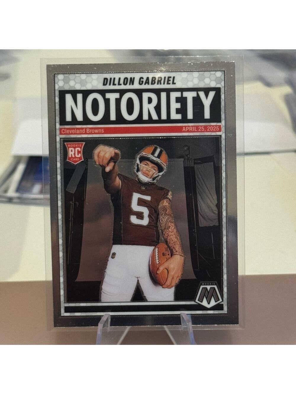 🔥 2025 Dillon Gabriel Panini Mosaic Notoriety Rookie Card. Cleveland Browns.